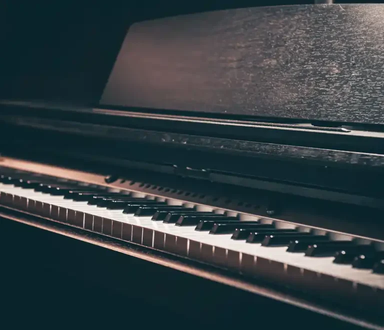 closeup-electronic-piano-dark-room