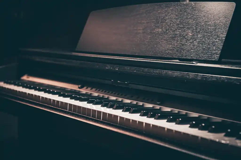 closeup-electronic-piano-dark-room