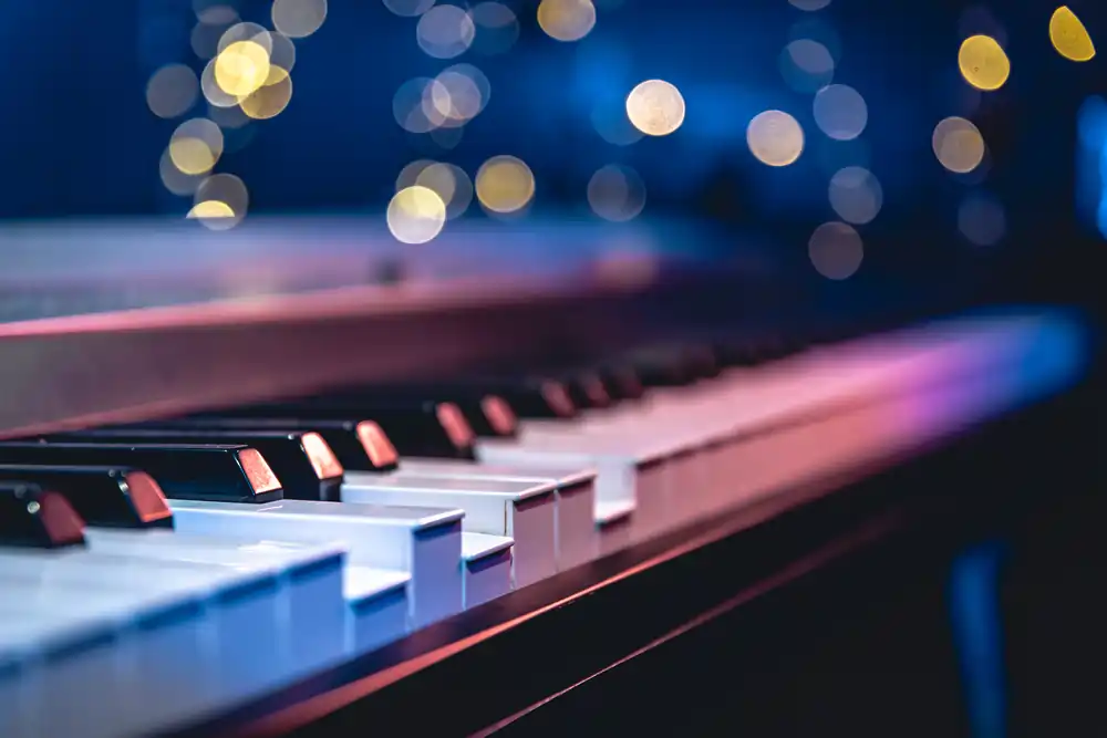 piano-keys-closeup-blurred-background-with-bokeh